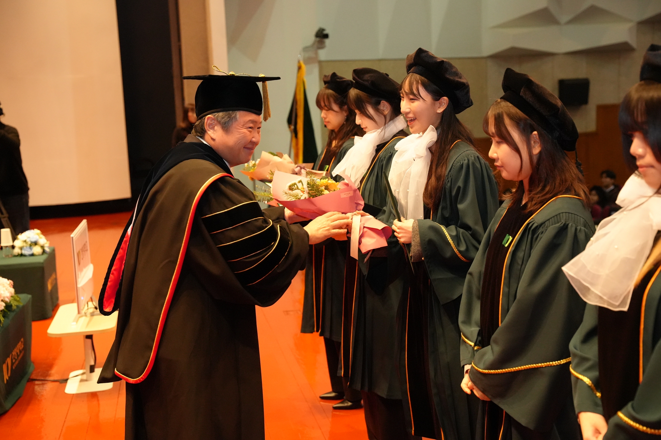 건양대, 개교 35주년 맞아 새 학위복 입고 1,501명 대규모 졸업식 개최